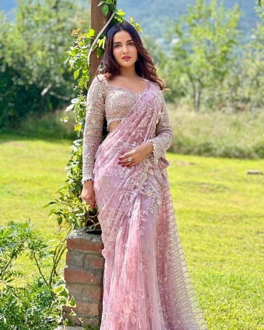 Jasmin Bhasin and Aly Goni looks absolutely adorable as they twin in pink