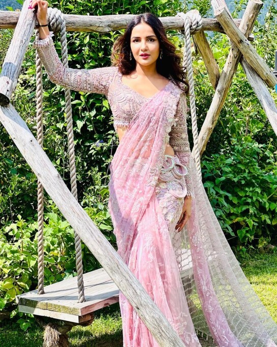 Jasmin Bhasin and Aly Goni looks absolutely adorable as they twin in pink