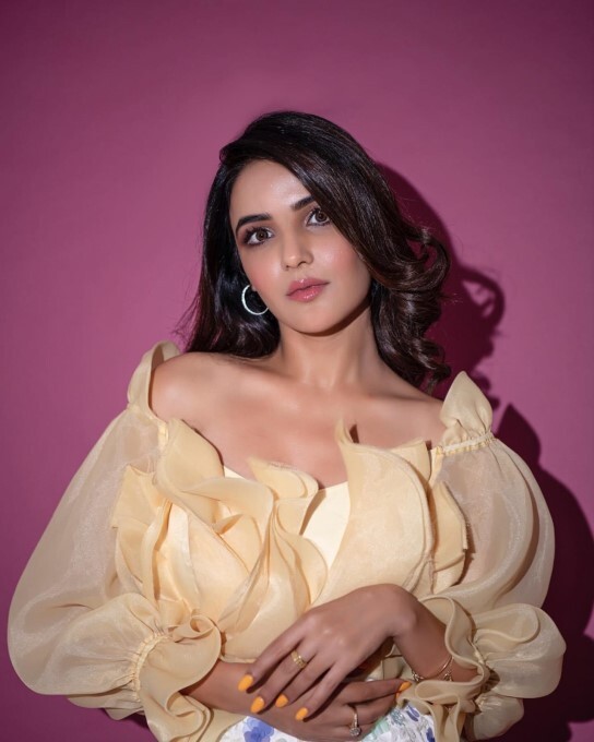 Jasmin Bhasin and Aly Goni looks absolutely adorable as they twin in pink