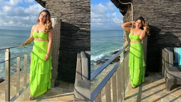 ദേ..നോക്കൂ..ഒരു പച്ചക്കിളി; അപർണയുടെ അടിപൊളി ചിത്രങ്ങൾ 