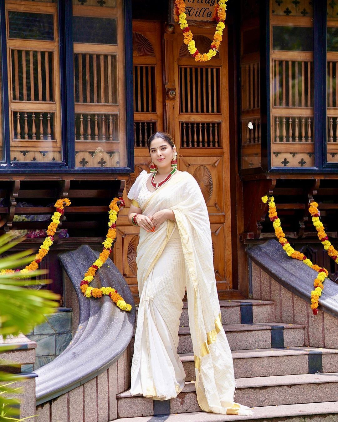 ദേ..നോക്കൂ..ഒരു പച്ചക്കിളി; അപർണയുടെ അടിപൊളി ചിത്രങ്ങൾ 