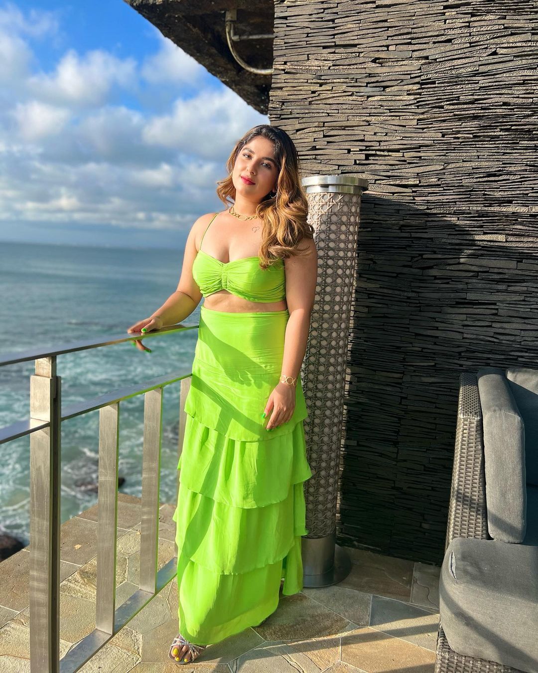 ദേ..നോക്കൂ..ഒരു പച്ചക്കിളി; അപർണയുടെ അടിപൊളി ചിത്രങ്ങൾ 