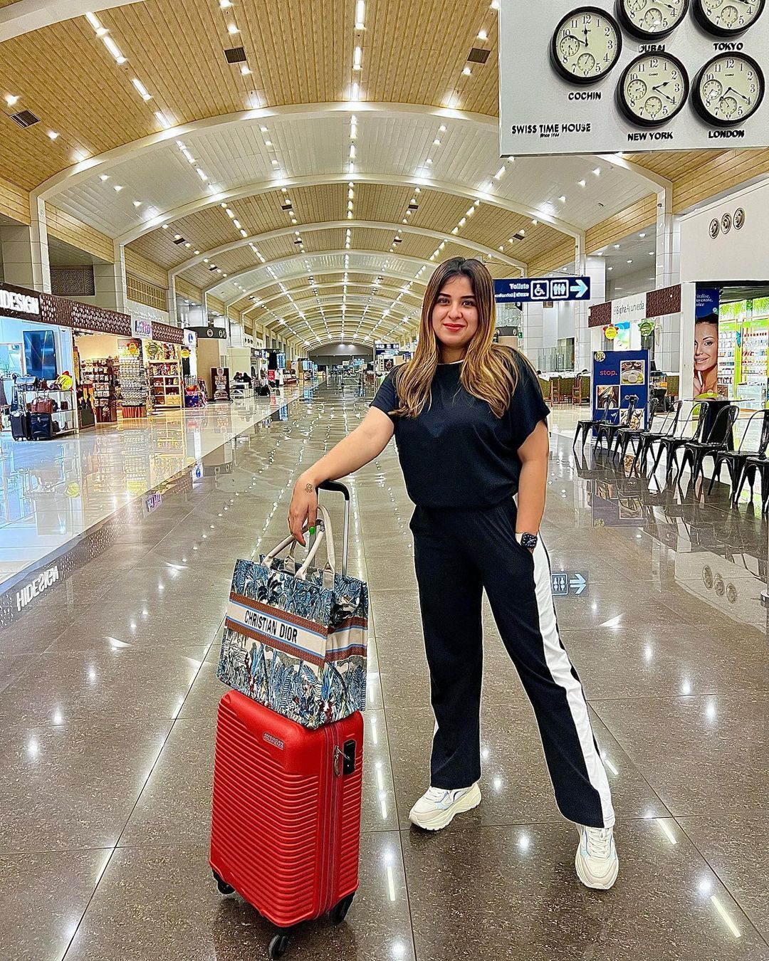 ദേ..നോക്കൂ..ഒരു പച്ചക്കിളി; അപർണയുടെ അടിപൊളി ചിത്രങ്ങൾ 