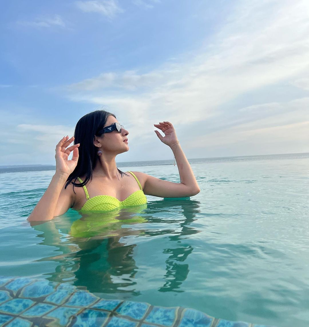 बिकिनी पहनकर पानी में अठखेलियां करती नजर आईं Kanika Mann, फैंस बोले- 'स्विमिंग पूल में नहा के और भी नमकीन..'