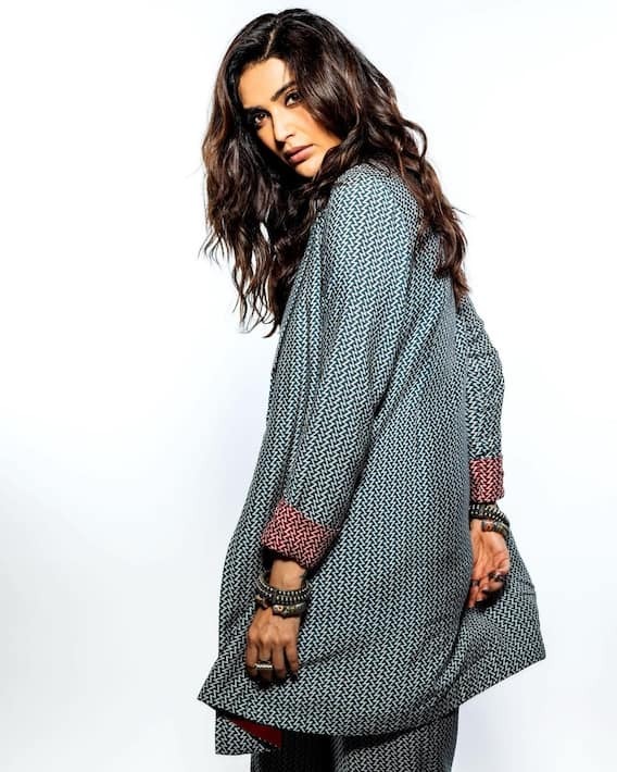 Karishma Tanna Pics: करिश्मा तन्ना पर फिर चढ़ी बेबाकी, Casual लुक्स में भी लूटी महफिल 