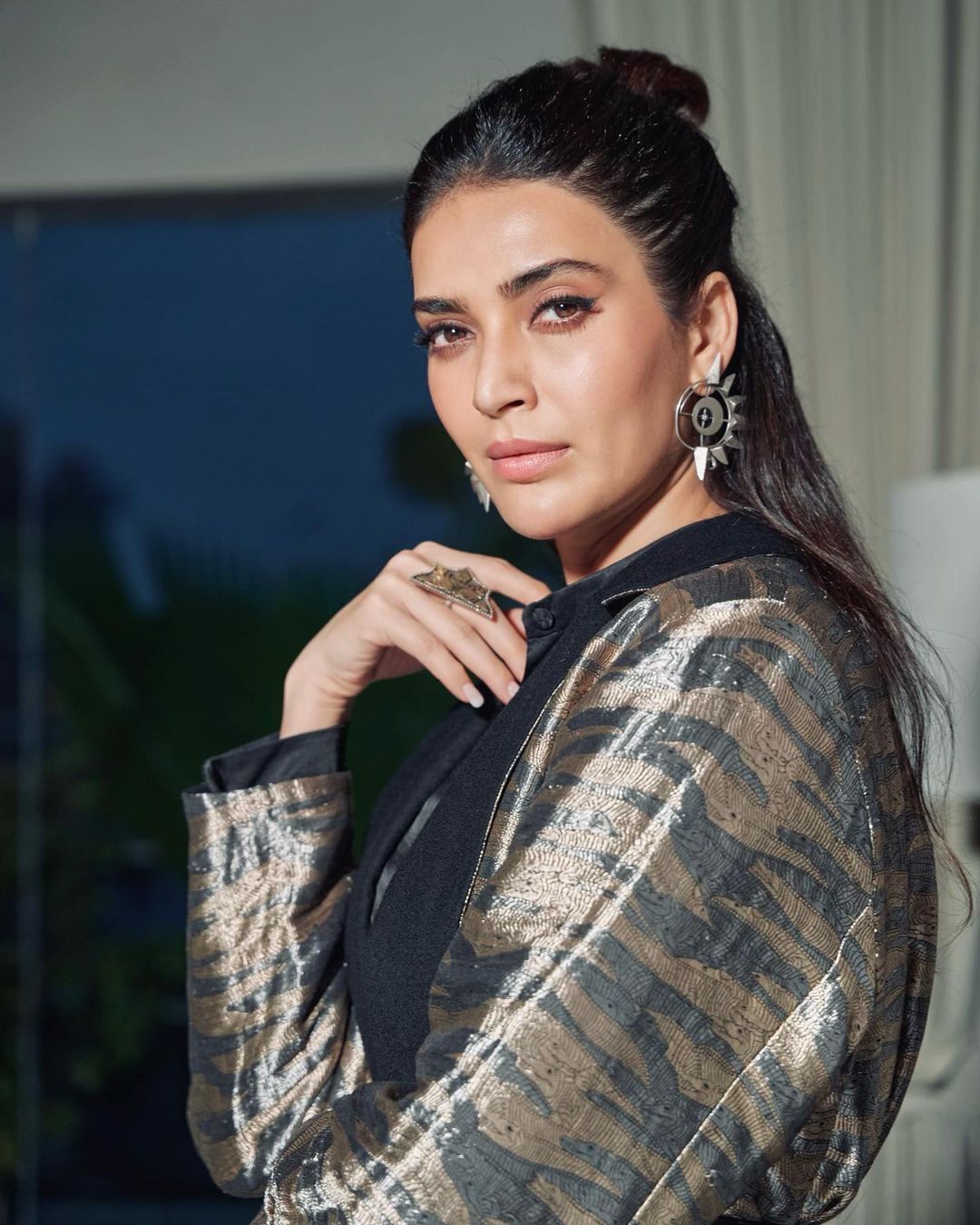 Karishma Tanna Pics: करिश्मा तन्ना पर फिर चढ़ी बेबाकी, Casual लुक्स में भी लूटी महफिल 