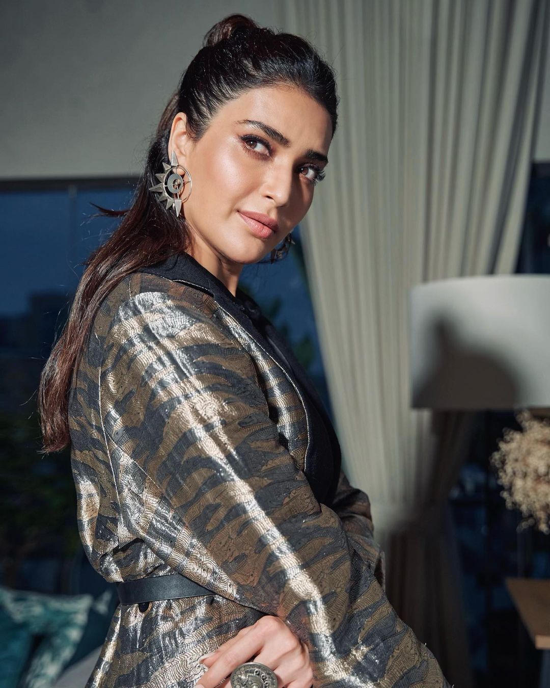 Karishma Tanna Pics: करिश्मा तन्ना पर फिर चढ़ी बेबाकी, Casual लुक्स में भी लूटी महफिल 