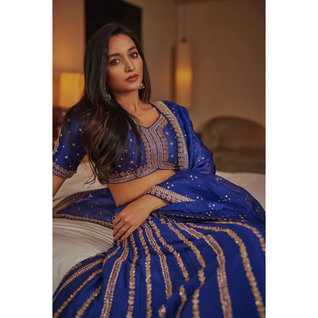 व्हाइट फ्रॉक सूट में KGF एक्ट्रेस श्रीनिधि शेट्टी ने दिखाईं खूबसूरत अदाएं, तस्वीरें देखकर एक्ट्रेस के हो जाएंगे फैन