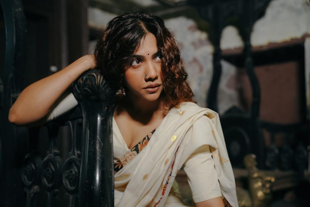 കുട്ടിക്കളി ഇനിയും മാറിയിട്ടില്ല അല്ലേ, മൊണാലിസയായി മഡോണ, ഒന്നൊന്നര തകര്‍പ്പാണല്ലോ; ചിത്രങ്ങള്‍ വൈറല്‍