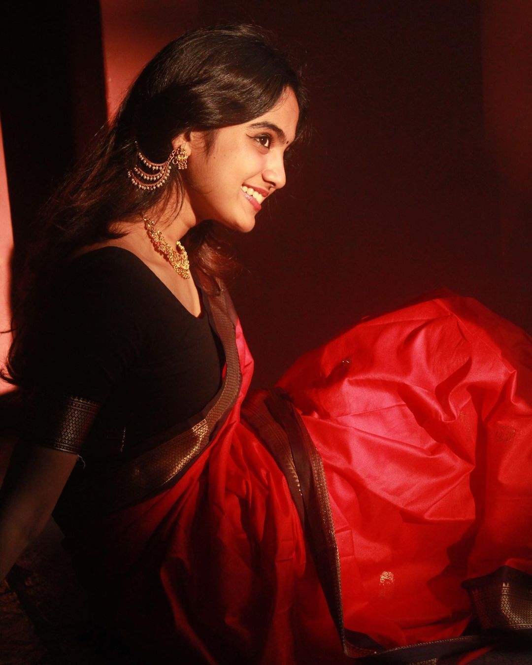സാരിയില്‍ ദേവിക എന്നും സൂപ്പറാ... അതീവ സുന്ദരിയെന്ന് സോഷ്യല്‍ മീഡിയ, വൈറല്‍ ചിത്രങ്ങള്‍