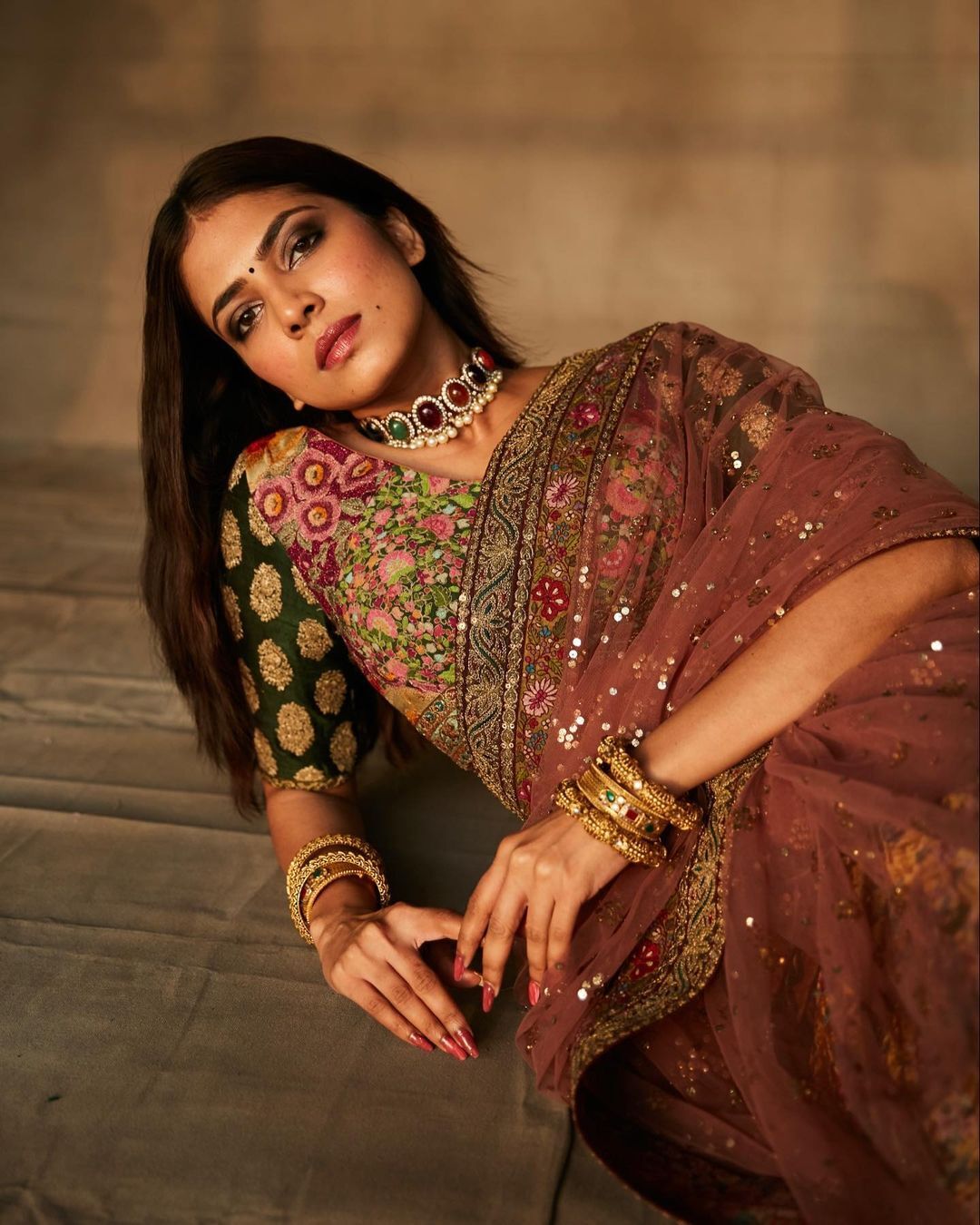 മാളവിക രണ്ടും കല്‍പ്പിച്ചാണല്ലോ; പിങ്ക് സാരി ഫേവറിറ്റാണോ, കീര്‍ത്തി സുരേഷിന്റെ കമന്റ് വൈറല്‍