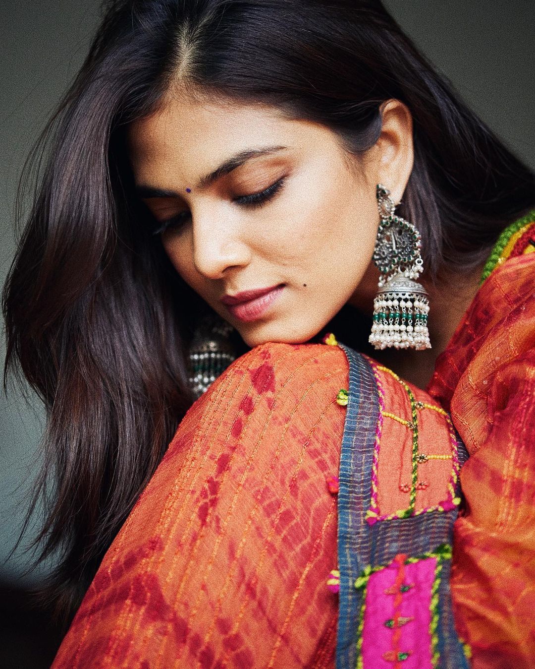 മാളവിക രണ്ടും കല്‍പ്പിച്ചാണല്ലോ; പിങ്ക് സാരി ഫേവറിറ്റാണോ, കീര്‍ത്തി സുരേഷിന്റെ കമന്റ് വൈറല്‍