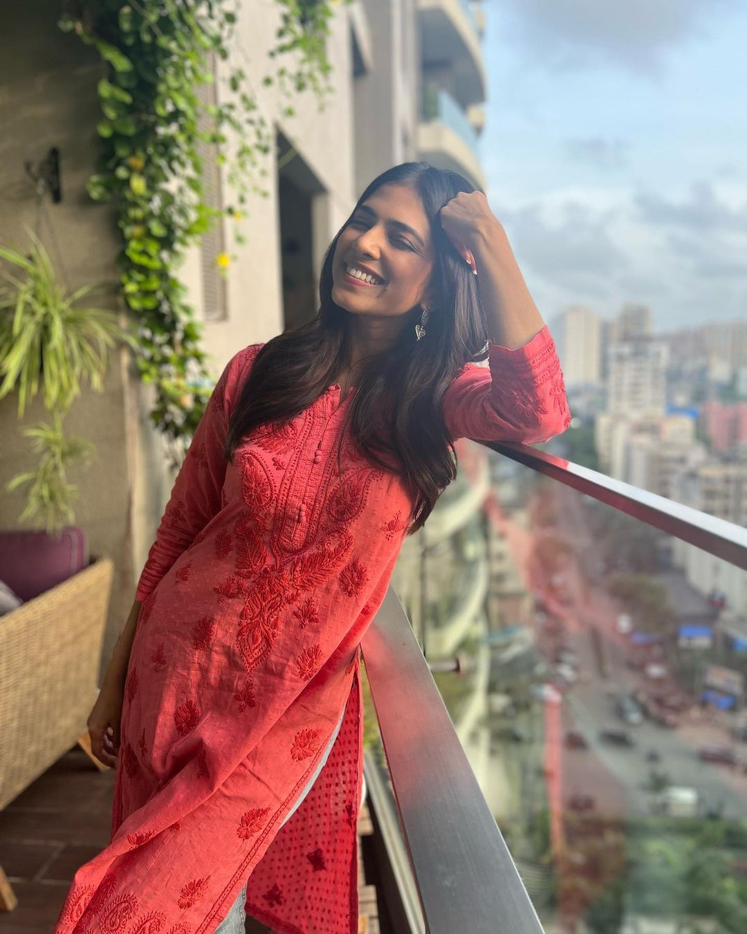 മാളവിക രണ്ടും കല്‍പ്പിച്ചാണല്ലോ; പിങ്ക് സാരി ഫേവറിറ്റാണോ, കീര്‍ത്തി സുരേഷിന്റെ കമന്റ് വൈറല്‍