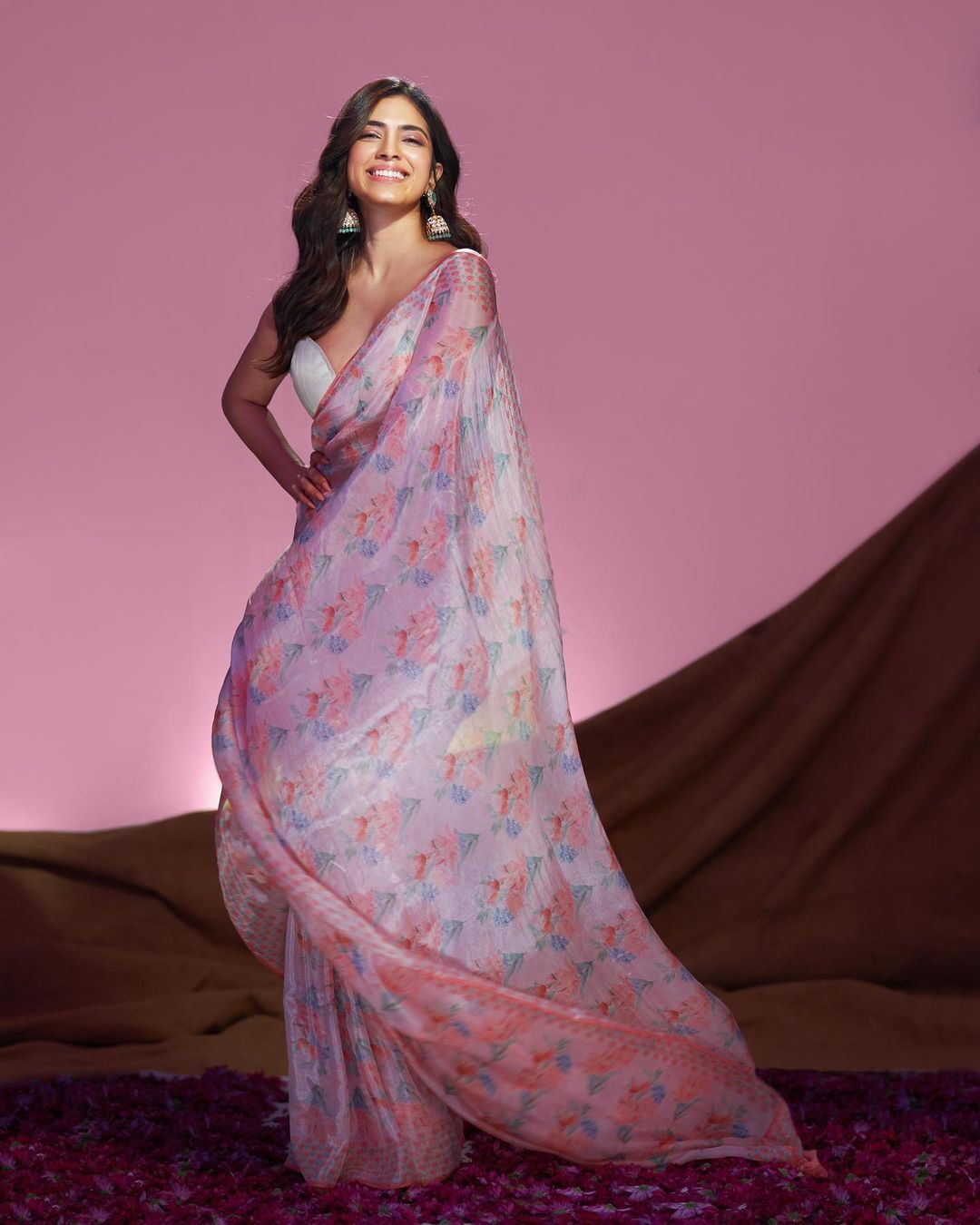 മാളവിക രണ്ടും കല്‍പ്പിച്ചാണല്ലോ; പിങ്ക് സാരി ഫേവറിറ്റാണോ, കീര്‍ത്തി സുരേഷിന്റെ കമന്റ് വൈറല്‍