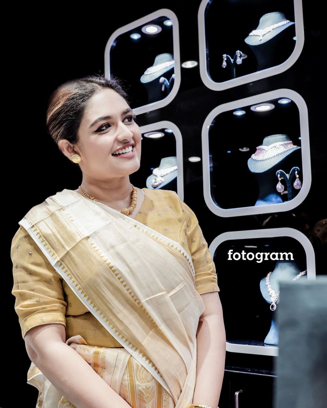 ഇതാണോ പ്രയാഗയുടെ ഓണം ലുക്ക്...? സോഷ്യൽ മീഡിയയിൽ തരംഗമായി താരം