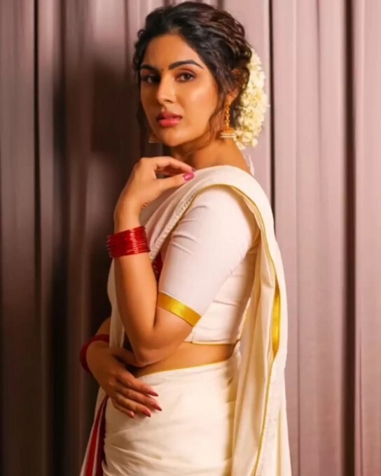 Mollywood Actress Samyuktha Menon Looking Stunning In Kerala Saree