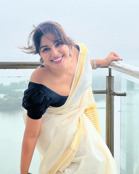 Mollywood Actress Samyuktha Menon Looking Stunning In Kerala Saree
