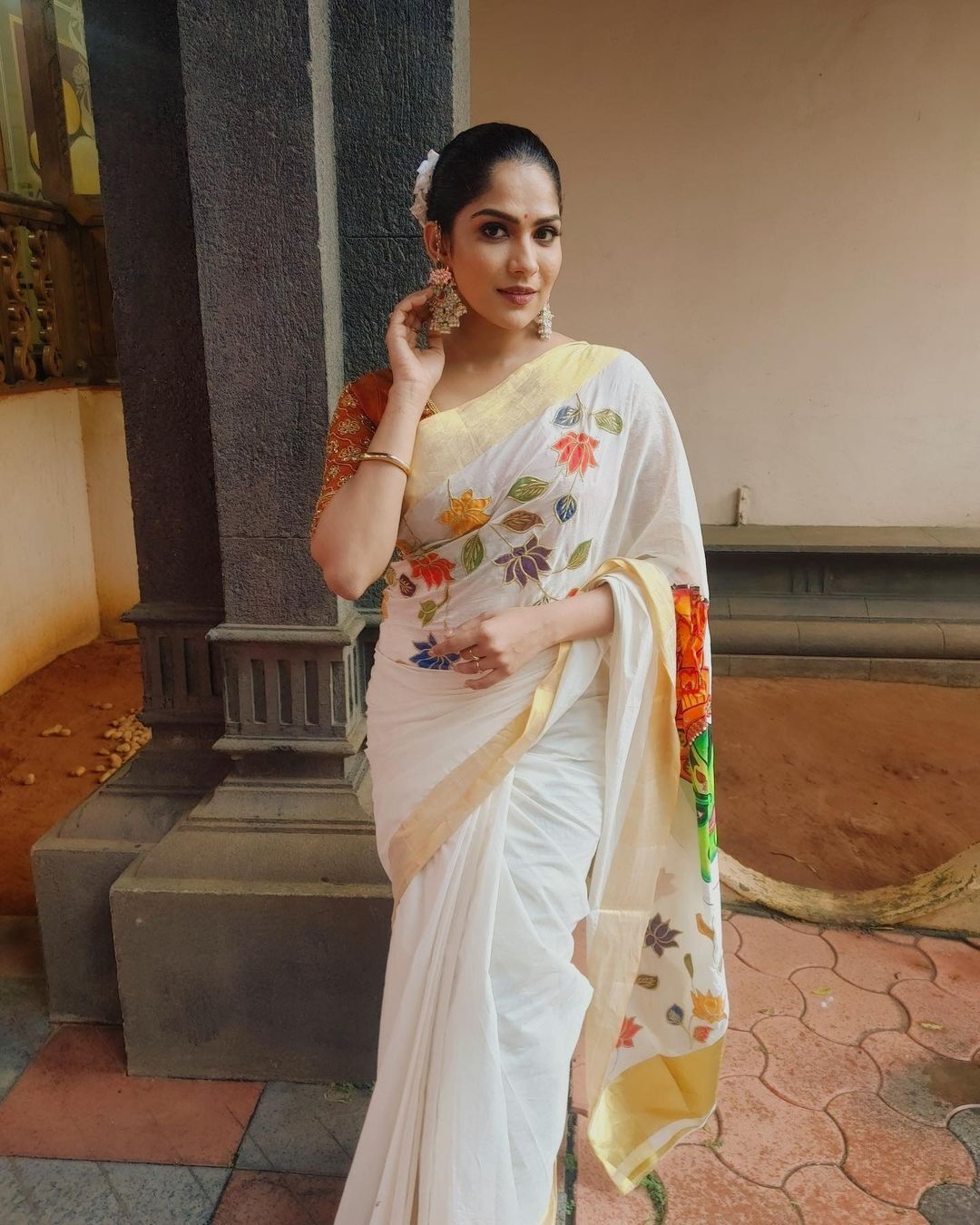 ഓണാഘോഷങ്ങൾ തുടരുന്നു... സ്റ്റൈലിഷ് ലുക്കിൽ സ്വാസിക, ചിത്രങ്ങൾ കാണാം