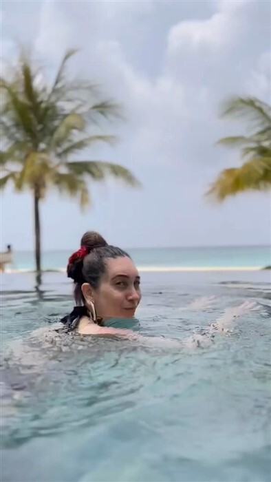 PHOTO: 48 साल की करिश्मा कपूर ब्लैक बिकिनी पहन उतरीं स्विमिंग पूल में, फैंस हुए क्रेजी