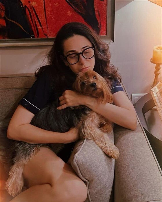 PHOTO: 48 साल की करिश्मा कपूर ब्लैक बिकिनी पहन उतरीं स्विमिंग पूल में, फैंस हुए क्रेजी