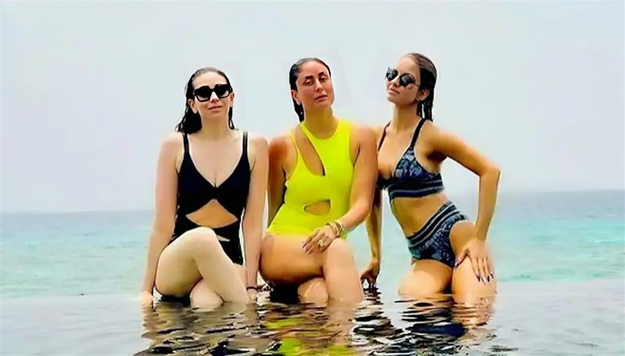 PHOTO: 48 साल की करिश्मा कपूर ब्लैक बिकिनी पहन उतरीं स्विमिंग पूल में, फैंस हुए क्रेजी