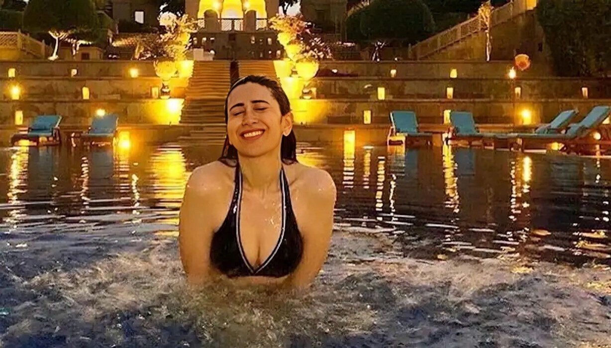 PHOTO: 48 साल की करिश्मा कपूर ब्लैक बिकिनी पहन उतरीं स्विमिंग पूल में, फैंस हुए क्रेजी