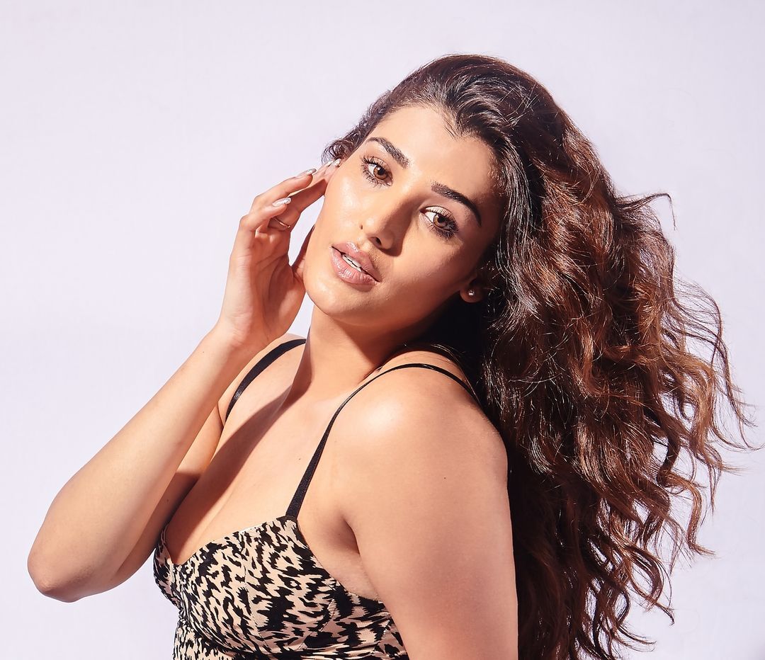 sexy look of nehal chudasama