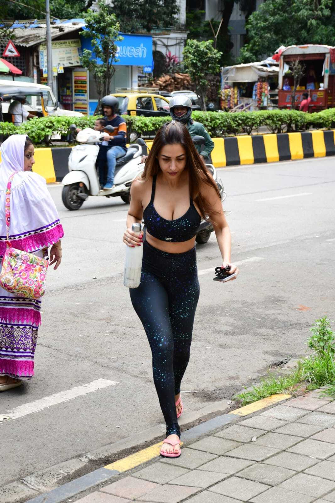 PHOTOS :  ஜிம் சூட்டில் அப்படியொரு அழகு.. டைட் உடையில் டக்கர் போஸ் கொடுத்த மலாக்கா அரோரா.. கிறங்கடிக்கும் நச் பிக்ஸ் இதோ!