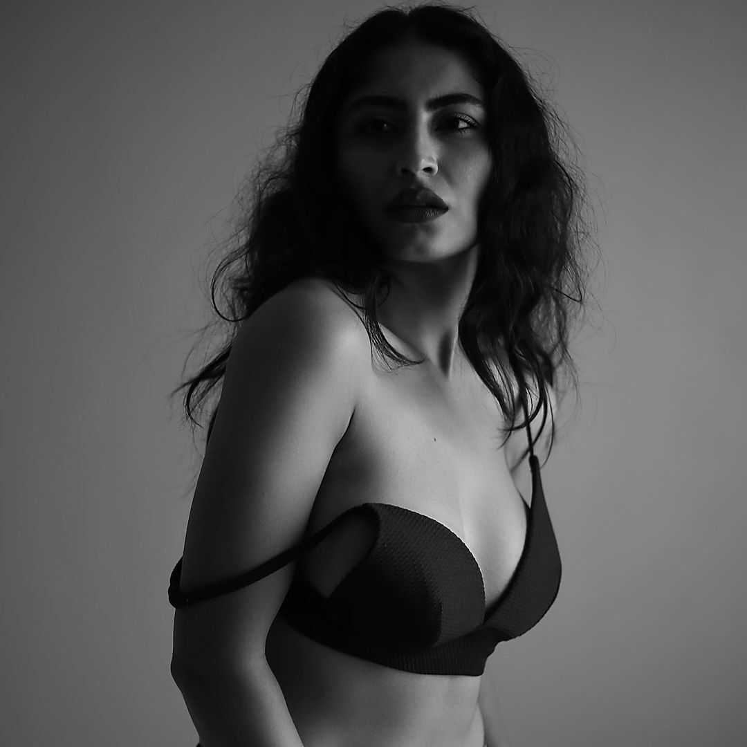 PHOTOS : ஸ்விம் சூட்டில் பீச்சில் துள்ளாட்டம் போடும் கட்டிஜா  க்பால்.. கிறங்கடிக்கும் நச் போட்டோஸ் இதோ!