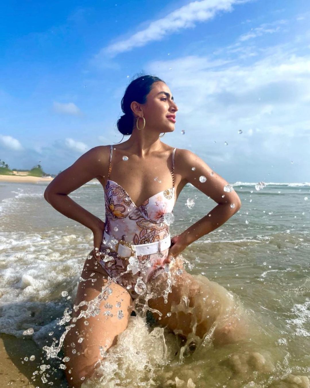 PHOTOS : ஸ்விம் சூட்டில் பீச்சில் துள்ளாட்டம் போடும் கட்டிஜா  க்பால்.. கிறங்கடிக்கும் நச் போட்டோஸ் இதோ!