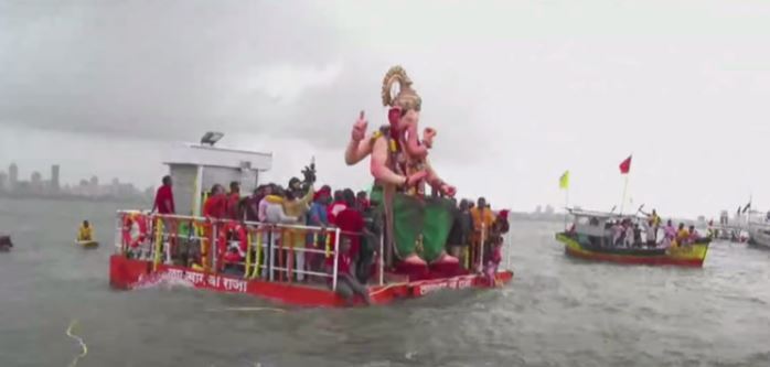 Photos: मुंबई के लालबागचा राजा की प्रतिमा का हुआ भव्य विसर्जन, गुलाल में रंगकर विदा हुए 'भगवान गणेश'  