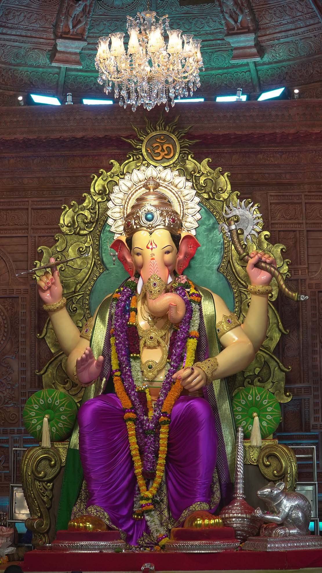 Photos: मुंबई के लालबागचा राजा की प्रतिमा का हुआ भव्य विसर्जन, गुलाल में रंगकर विदा हुए 'भगवान गणेश'  