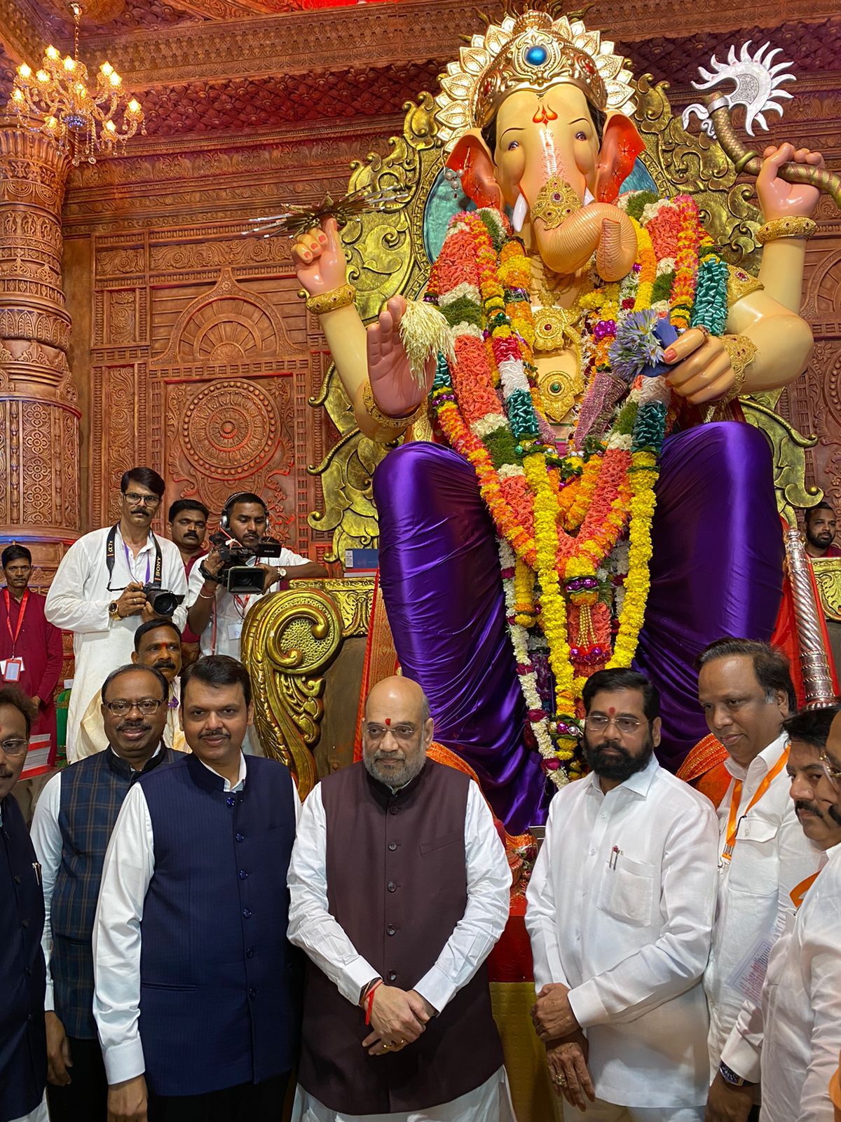 Photos: मुंबई के लालबागचा राजा की प्रतिमा का हुआ भव्य विसर्जन, गुलाल में रंगकर विदा हुए 'भगवान गणेश'  