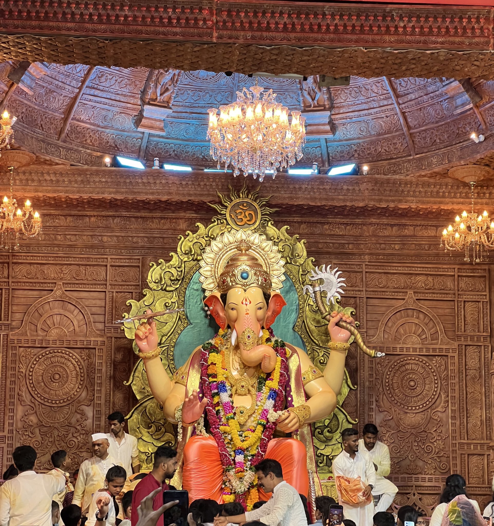 Photos: मुंबई के लालबागचा राजा की प्रतिमा का हुआ भव्य विसर्जन, गुलाल में रंगकर विदा हुए 'भगवान गणेश'  