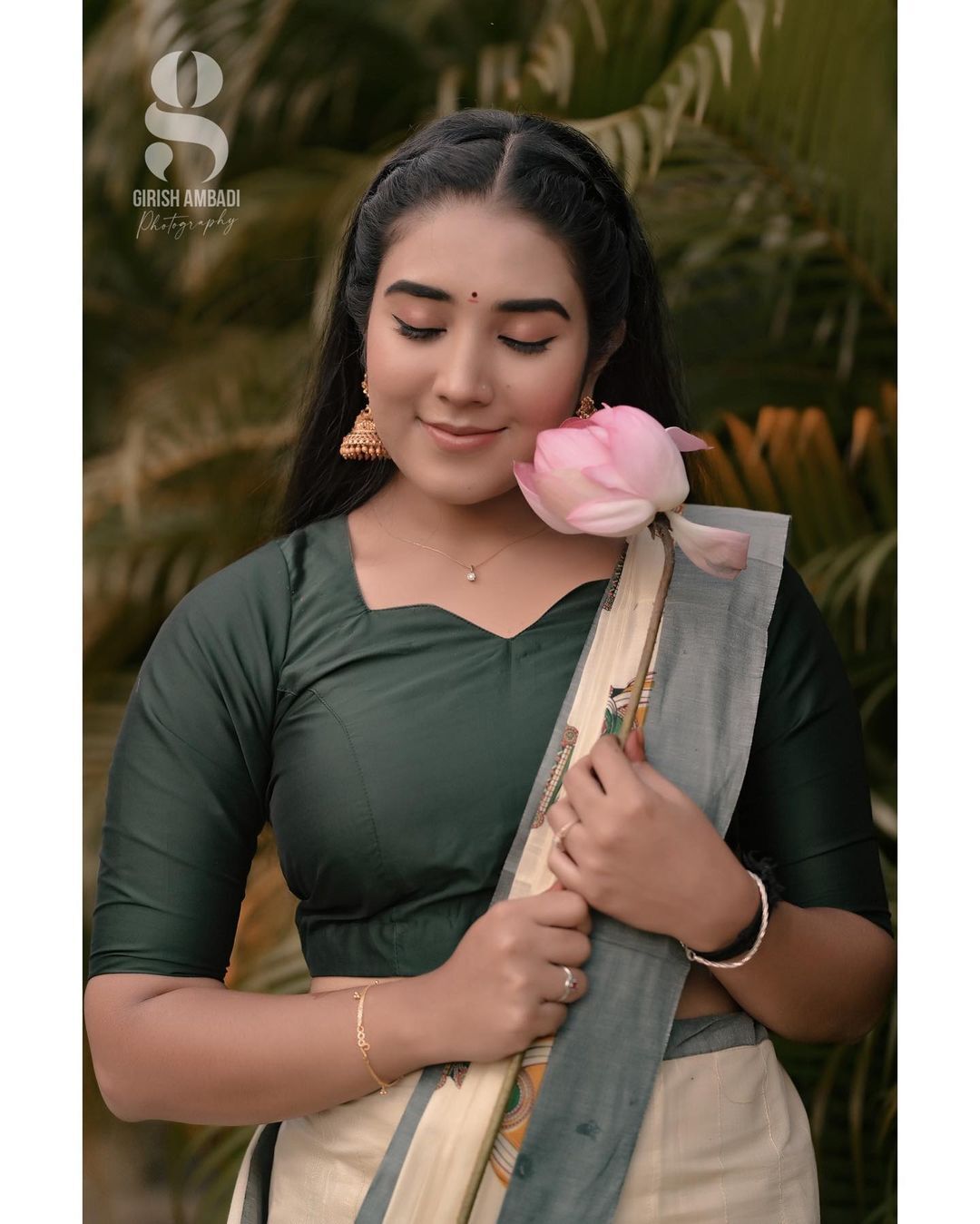 PHOTOS : சீரியல் நடிகை ஸ்ரீநிதியா இது? கையில் தாமரை பூவுடன் ஜொலிக்கும் நடிகை ஸ்ரீநிதி.. லேட்டஸ்ட் கலக்கல் பிக்ஸ் இதோ!  