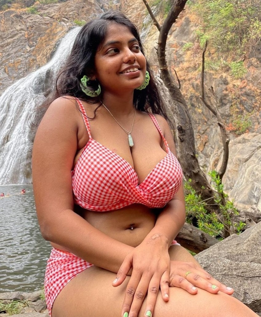 120. இன்ஸ்டாகிராம் மாடல் அழகி பிகினி உடையில் இருக்கும் ஹாட் போட்டோஷூட் செய...