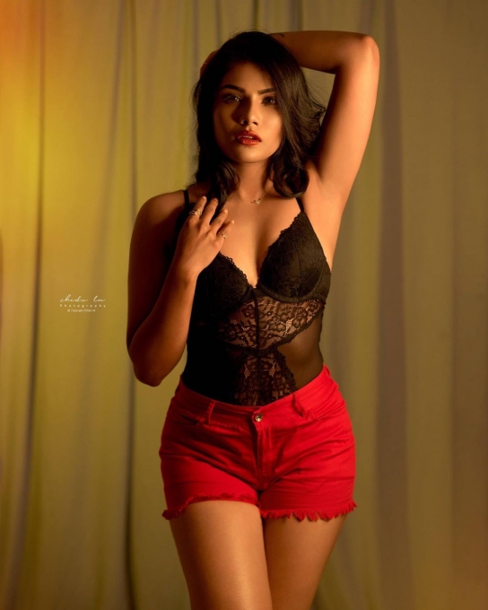 PHOTOS : பிளாக் டாப்பில் வசீகரிக்கும் அழகு.. நடிகை லிக்கிதா ஆனந்தின் லேட்டஸ்ட் சூப்பர் ஸ்டில்ஸ் இதோ!