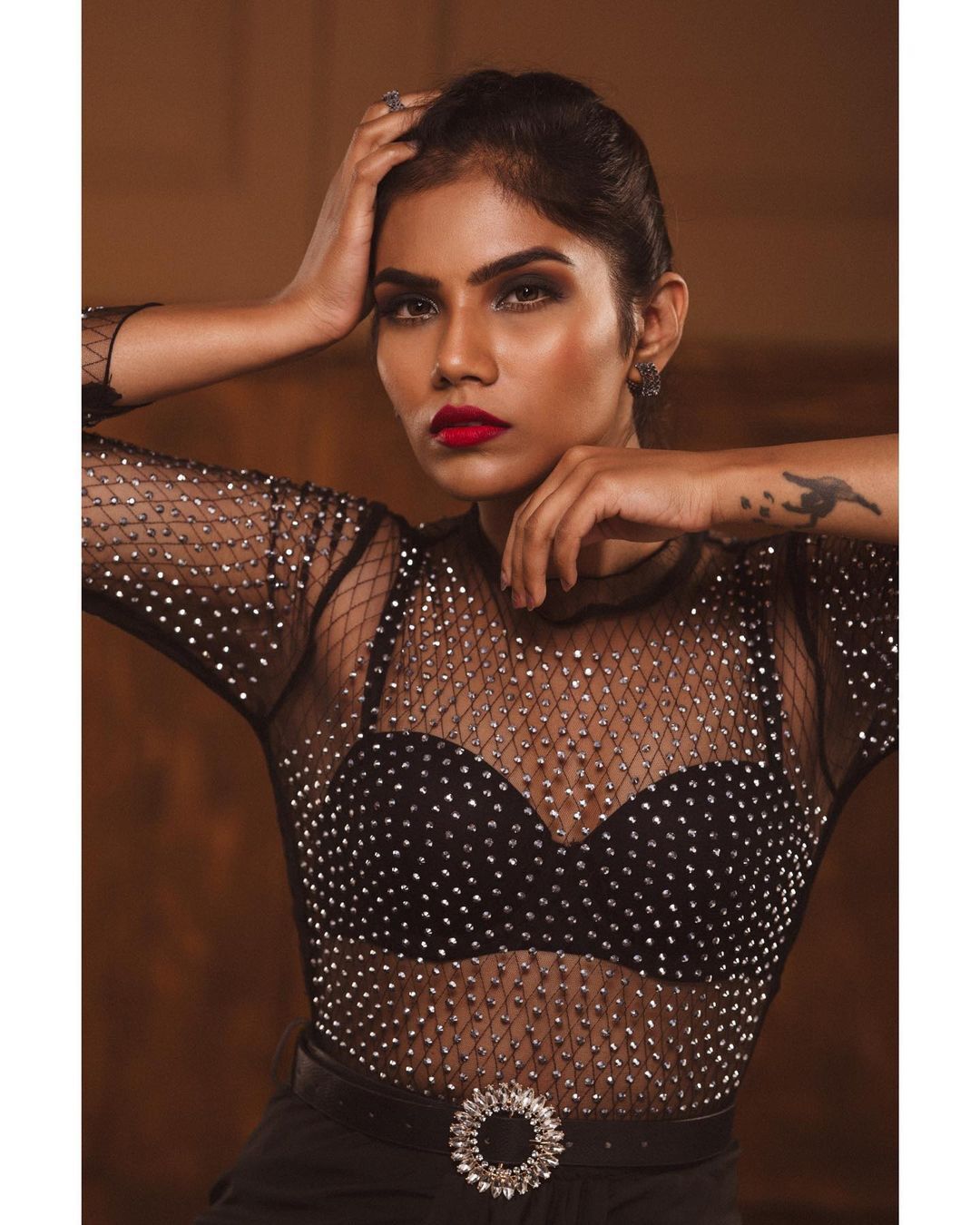 PHOTOS : பிளாக் டாப்பில் வசீகரிக்கும் அழகு.. நடிகை லிக்கிதா ஆனந்தின் லேட்டஸ்ட் சூப்பர் ஸ்டில்ஸ் இதோ!