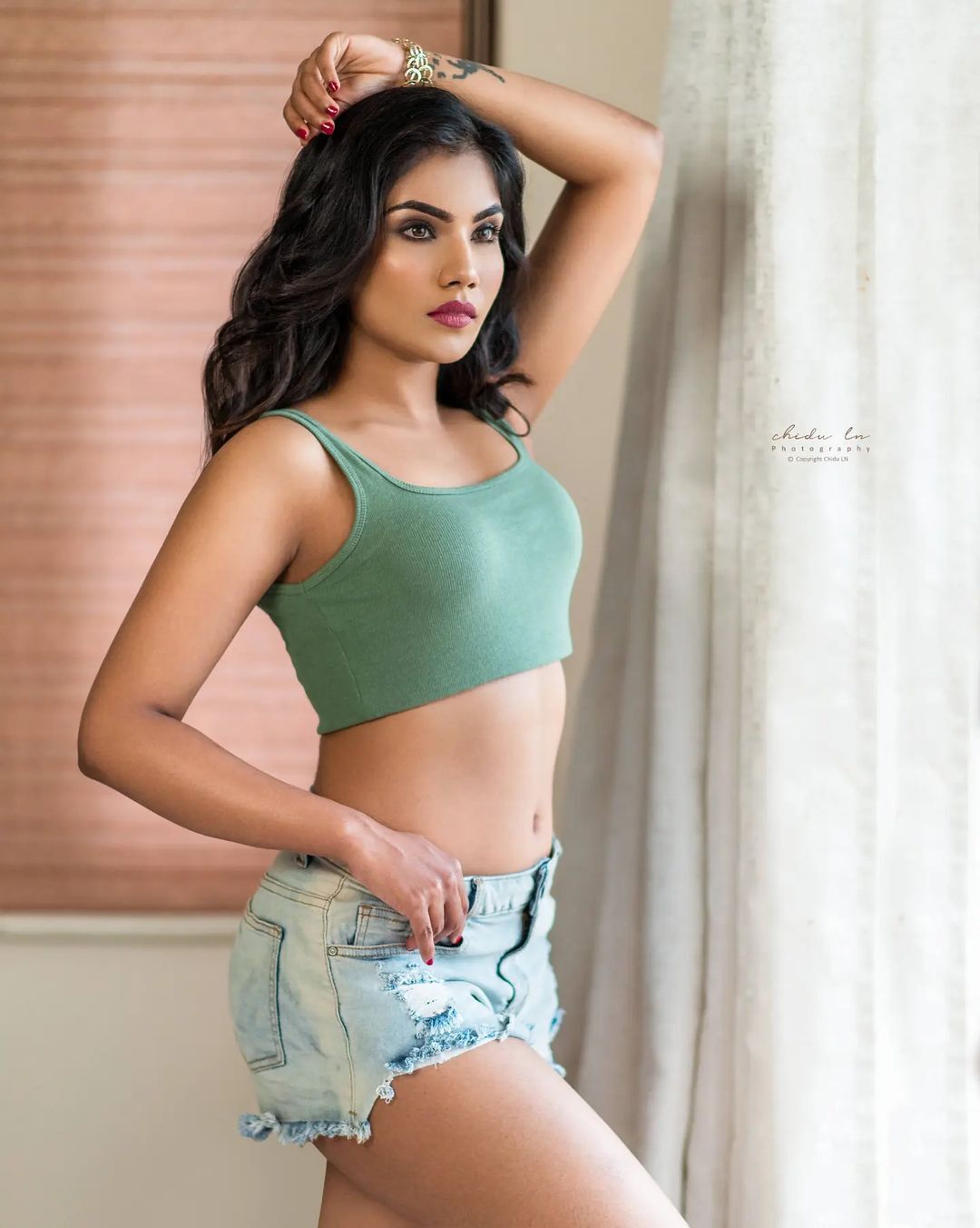 PHOTOS : பிளாக் டாப்பில் வசீகரிக்கும் அழகு.. நடிகை லிக்கிதா ஆனந்தின் லேட்டஸ்ட் சூப்பர் ஸ்டில்ஸ் இதோ!