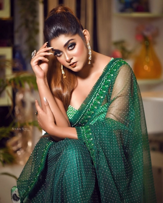 PHOTOS : ப்பா.. சொக்க வைக்கும் அழகில் ரசிகர்களை ஈர்க்கும் சந்திரிகா தேசாய்.. கலக்கலான நச்