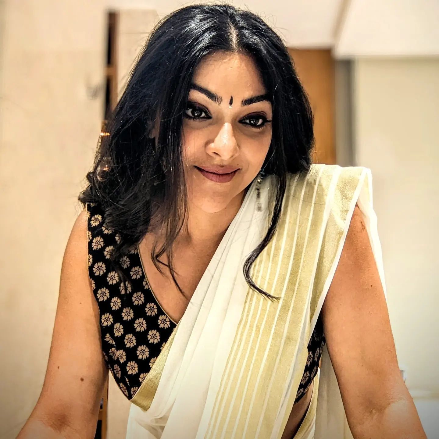 PHOTOS : அடேங்கப்பா.. என்னா லுக்கு! கண்ணாடி முன் கலக்கல் செல்ஃபி.. விருமாண்டி பட நடிகையின் நச் பிக்ஸ் இதோ..