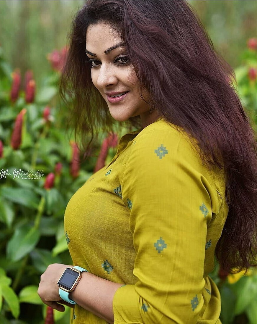 PHOTOS : அடேங்கப்பா.. என்னா லுக்கு! கண்ணாடி முன் கலக்கல் செல்ஃபி.. விருமாண்டி பட நடிகையின் நச் பிக்ஸ் இதோ..