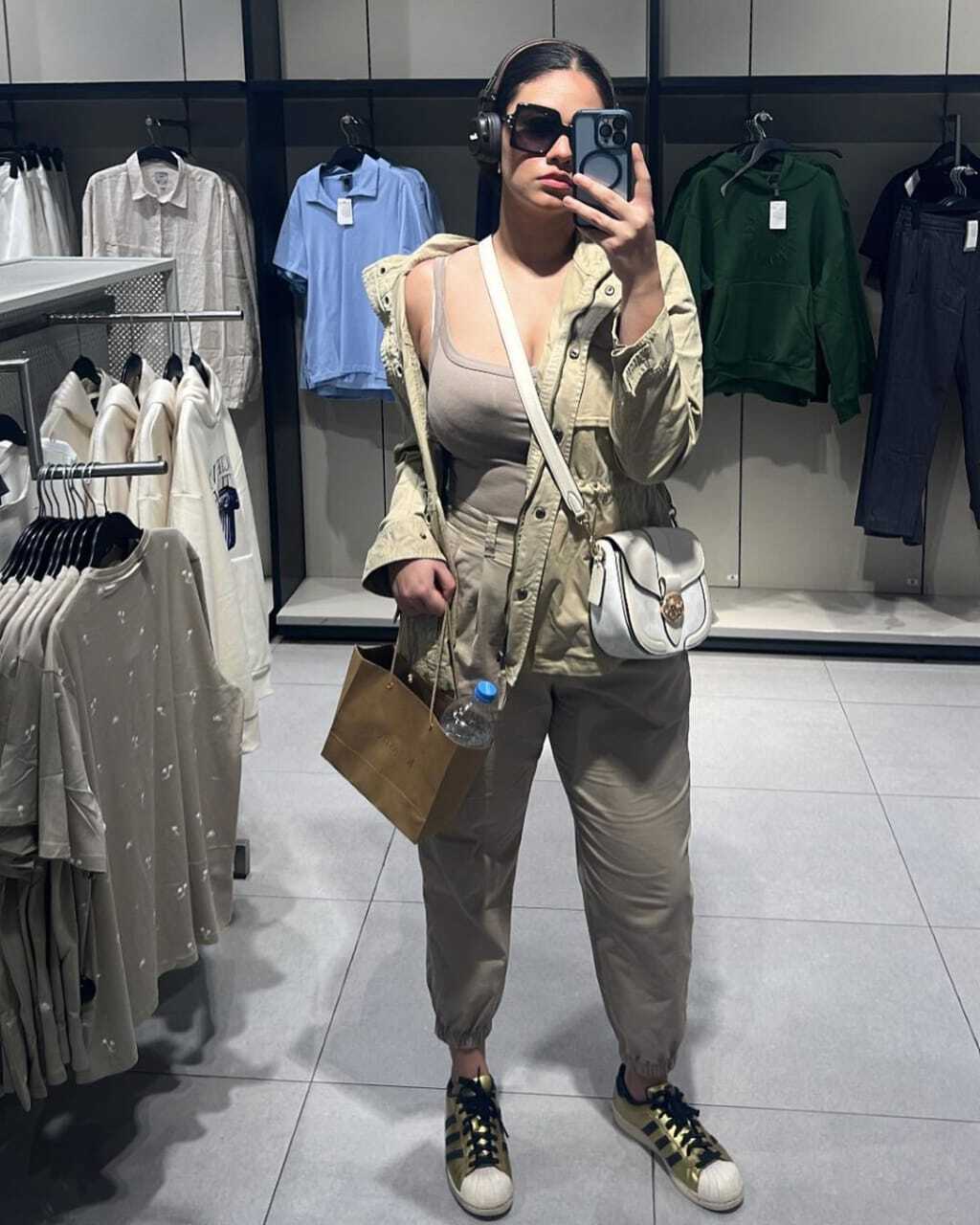 PHOTOS : ப்பா.. சொக்கவைக்கும் அழகில் ரசிகர்களை ஈர்க்கும் ஷாம்பவி  குப்தா.. கலக்கலான நச் க்ளிக்ஸ் இதோ!