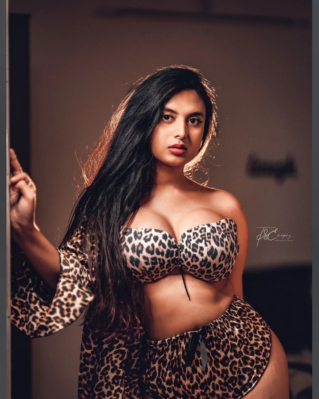 PHOTOS : யப்பா.. மாடல் அழகியா இவங்க? பிகினியில் தெறிக்கவிடும் போஸ்.. மாடல் சன்னடி மித்ராவின் கலக்கல் போட்டோஸ் இதோ.. 