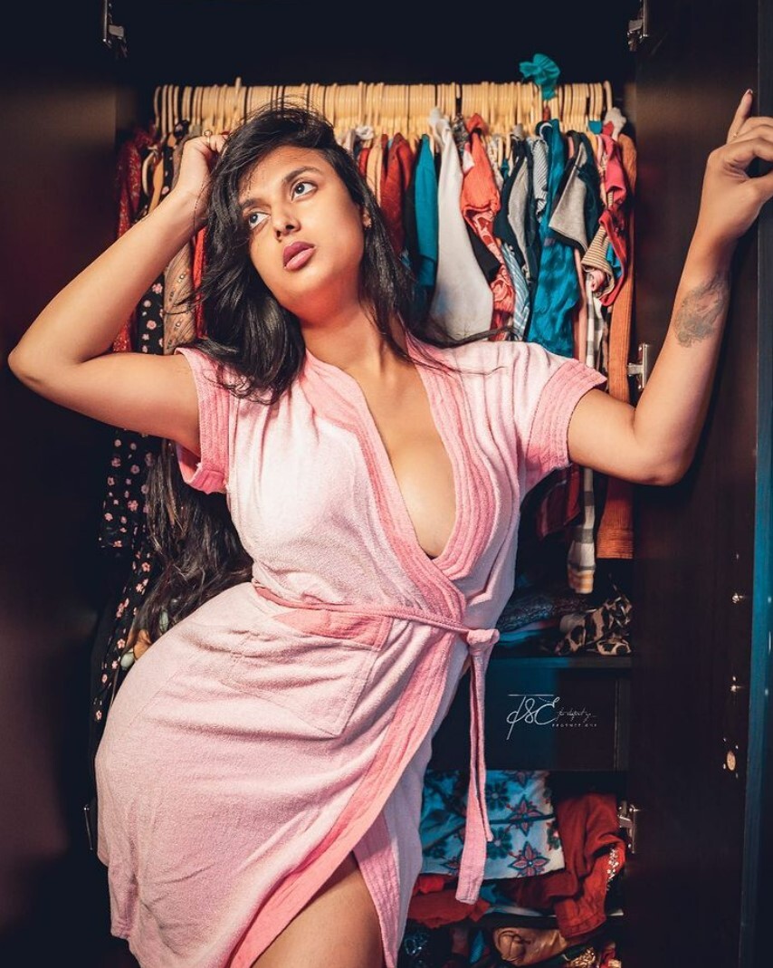 PHOTOS : யப்பா.. மாடல் அழகியா இவங்க? பிகினியில் தெறிக்கவிடும் போஸ்.. மாடல் சன்னடி மித்ராவின் கலக்கல் போட்டோஸ் இதோ.. 