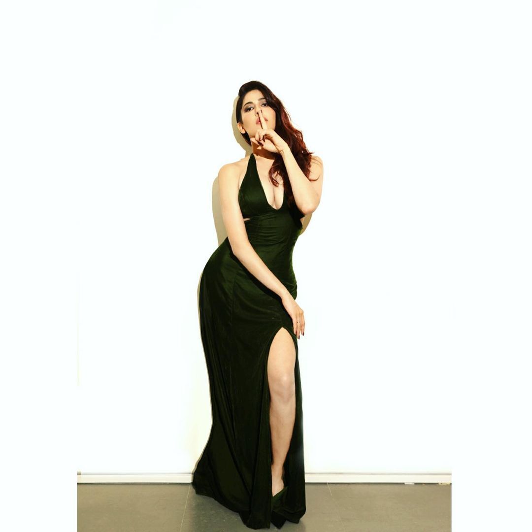 PHOTOS : கடல் தேவதையாக மாறிய ரேணு கவுசல்.. கவர்ந்திழுக்கும் நச் போட்டோஸ் இதோ!