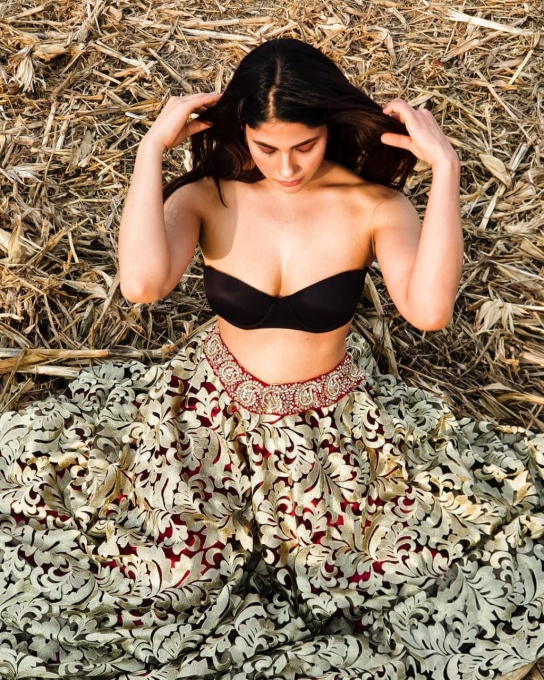 PHOTOS : கடல் தேவதையாக மாறிய ரேணு கவுசல்.. கவர்ந்திழுக்கும் நச் போட்டோஸ் இதோ!