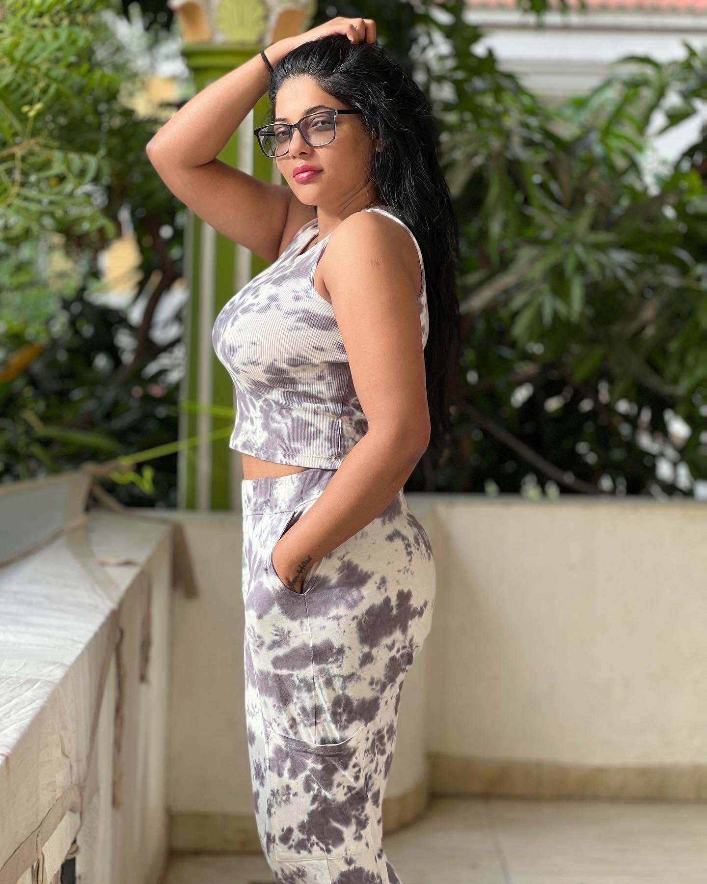 PHOTOS : ஆஹா என்ன அழகு.. சேலையில் செய்து வைத்த சிலை.. சைடு போஸில் சொக்கவைக்கும் அழகில் பாக்கியலட்சுமி சீரியல் நடிகை!  