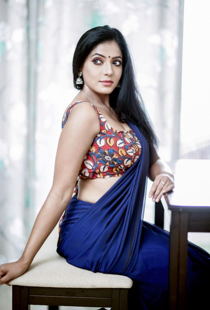 PHOTOS : ஆஹா என்ன அழகு.. சேலையில் செய்து வைத்த சிலை.. சைடு போஸில் சொக்கவைக்கும் அழகில் பாக்கியலட்சுமி சீரியல் நடிகை!  
