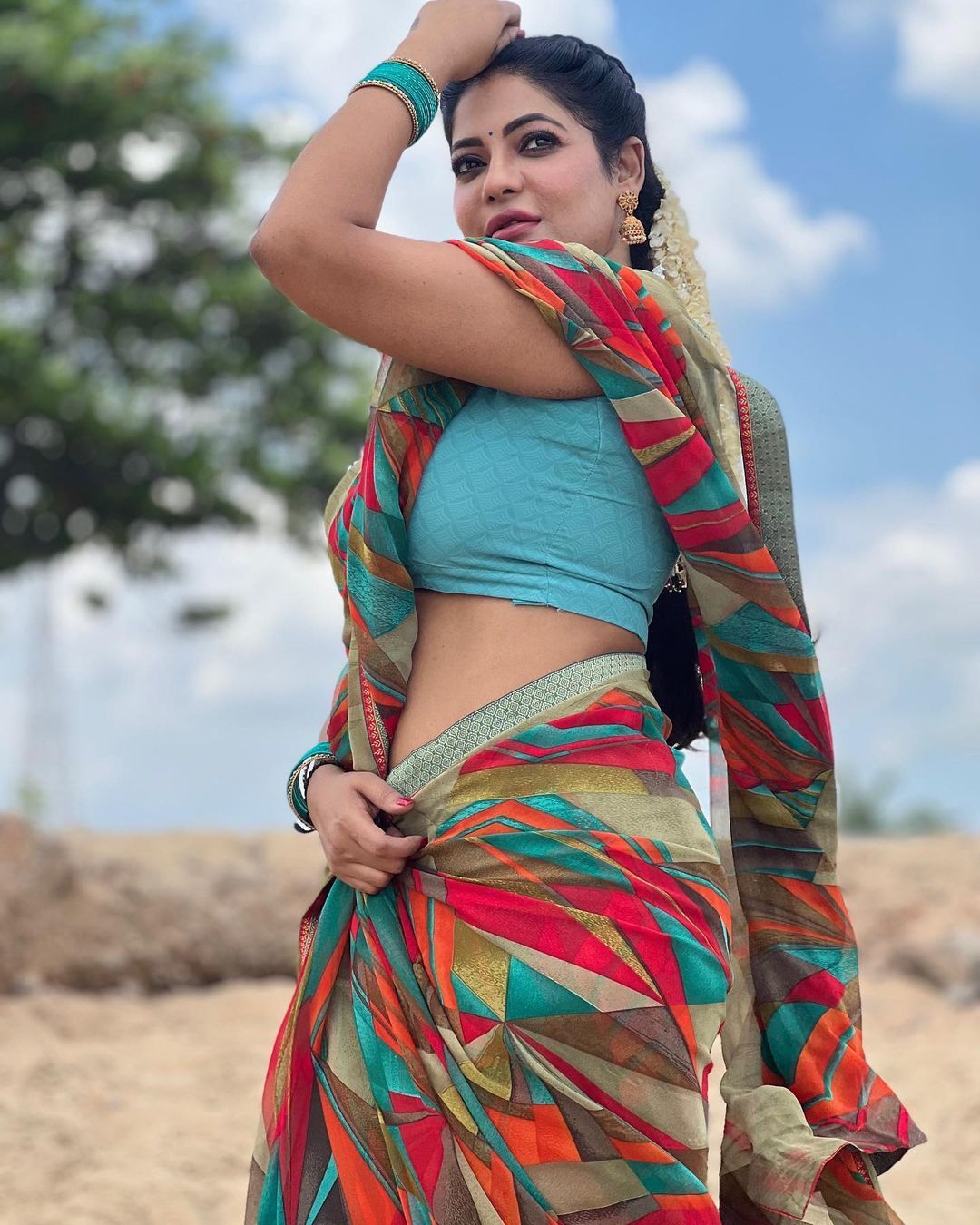 PHOTOS : ஆஹா என்ன அழகு.. சேலையில் செய்து வைத்த சிலை.. சைடு போஸில் சொக்கவைக்கும் அழகில் பாக்கியலட்சுமி சீரியல் நடிகை!  